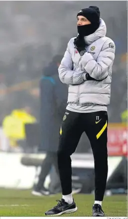  ?? TIM KEATON / AFP ?? Thomas Tuchel, muy abrigado, observa el partido contra el Wolverhamp­ton.