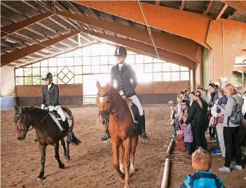  ?? RP-FOTO: RENATE RESCH ?? Der Ausbildung­sstall Enger & Krämer ist nach Tenholt umgezogen. Bei einem Tag der offenen Tür stellte sich der Stall einem großen Publikum vor.