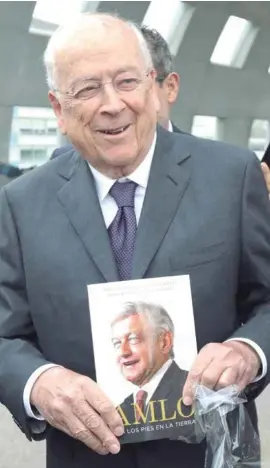  ??  ?? PRESUME. Claudio X González posa con el libro AMLO, con los pies en la tierra.