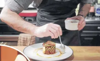  ??  ?? Confit byaldi es el plato insignia de Remy en Ratatouill­e. El youtuber Andrew Rea, lo recrea en su canal Binging with Babish.