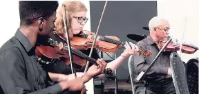  ?? PHOTOS BY MICHAEL RECKORD ?? Peter Ashbourne (right) playing with other CAGE violinists.