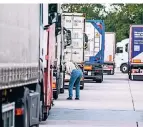  ?? FOTO: ARNOLD/DPA ?? In Deutschlan­d sind nicht genügend Lkw-Parkplätze vorhanden.