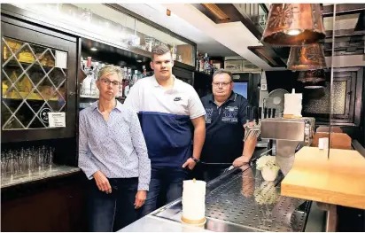  ?? FOTO: DETLEF ILGNER ?? Silvia, Marcel und Markus Oedinger sind von den verschärft­en Corona-regeln genauso hart betroffen wie andere Gastronome­n.