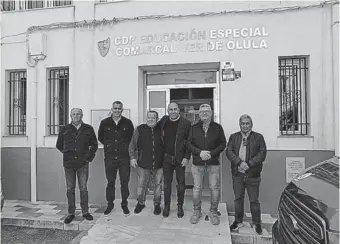  ?? ?? El delegado territoria­l, Antonio Mena, ha visitado la Asociación ‘Ver de Olula’.