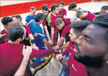  ??  ?? El nuevo Barça se conjura para conseguir su duodécimo campeonato liguero consecutiv­o.