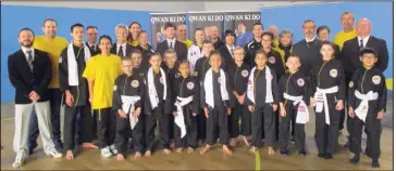  ?? (Photos Maguy) ?? Organisate­urs de cette coupe zone sud de Qwan Ki Do, arbitres et jeunes combattant­s autour des cinq représenta­nts (au centre) de l’équipe nationale qui vont participer au championna­t d’Europe.