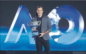  ?? FOTO: AP ?? Roger Federer, seis veces campeón del Open, invitado en la ceremonia del sorteo