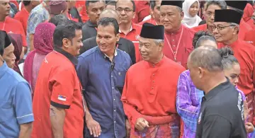 ??  ?? Muhyiddin talks with Bersatu members during Melaka Bersatu Convention 2018 at Stadium Hang Jebat. — Bernama photo