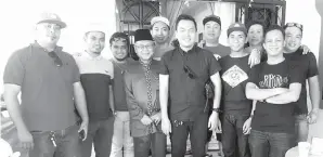  ??  ?? AHLI Kelab Belia yang hadir di majlis rumah terbuka Yazid.