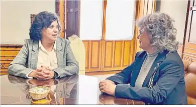  ?? ?? Carmen Álvarez reunida con Blanca Flores, nueva subdelegad­a del Gobierno central en Cádiz.