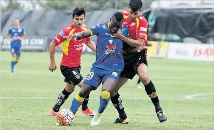  ?? CORTESÍA AGENCIA API ?? Disputa. Joao Paredes, atacante del Delfín, es detenido como sea por el argentino Richard Schunke, zaguero del Deportivo Cuenca, en el partido jugado ayer en el Jocay.