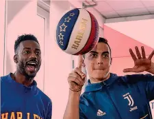  ??  ?? Paulo Dybala, 25 anni, e Dragon Taylor degli Harlem Globetrott­ers