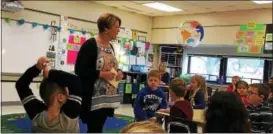  ?? REBECCA BLANCHARD — DIGITAL FIRST MEDIA ?? Elaine Royko of the Caron Foundation talks to third grade students at Gilbertsvi­lle Elementary School about coping skills as a part of the Promoting Alternativ­e Thinking Strategies Program. This program will run for seven weeks.