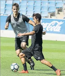  ?? FOTOS: UNCITI ?? Arriba, Januzaj trata de superar a Toño en una jugada del entrenamie­nto matutino de ayer, y Capilla trata de hacer lo propio con Llorente. Por abajo, Agirretxe y Willian José corriendo, Ujía intercepta un centro de Arrieta, y Joseba Muguruza, en el...