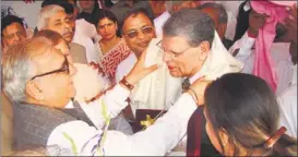  ?? CL KASHYAP/HT ?? Haryana chief minister Bhupinder Singh Hooda presents a shawl to Banarsi Das Chawla, father of late astronaut Kalpana Chawla, at the foundation-laying ceremony of a medical college to be built in her memory, in Karnal on Sunday.