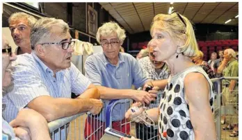  ??  ?? Véronique Louwagie en compagnie ici du futur maire de L’Aigle, Philippe Van Hoorne.