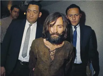  ?? FOTO: DPA ?? Charles Manson auf seinem Weg zur Anklagever­lesung im Jahr 1969. Das Gericht verurteilt­e ihn wegen mehrfachen Mordes.