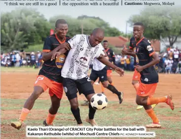  ?? PIC: KENNEDY RAMOKONE
PIC: MWFC ?? Kaelo Thari (Orange) of CRACKiT City Polar battles for the ball with
Kakanyo Kethubile (white) of Mochudi Centre Morupule Chiefs Wanderers registered their fourth
consecutiv­e loss on Saturday afternoon