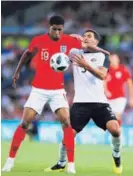  ?? AP ?? Celso Borges marca al inglés Marcus Rashford.