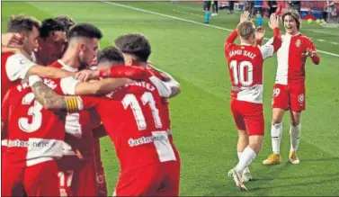  ??  ?? Samu Saiz felicita a Pablo Moreno por su gol ante el Espanyol mientras el resto de jugadores se abrazan.