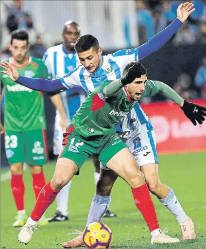  ?? FOTO: EFE ?? Jonathan Calleri El delantero argentino tendrá hoy una difícil misión ante los defensas del Atlético de Madrid