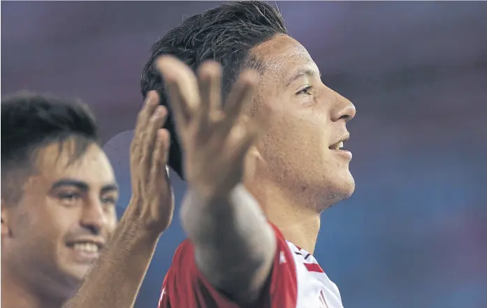  ?? Daniel jayo ?? Festeja driussi, autor del primer gol de river, mientras se acerca a saludarlo pity martínez, que hizo el segundo