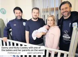  ?? ANDY CATCHPOOL ?? Danny and Nicky Cowley with one of the babies and her parents on the ward
171219Atow­n_02