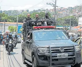  ?? EFE ?? Vigilancia. Efectivos de la policía en su ingreso a una favela de Río.