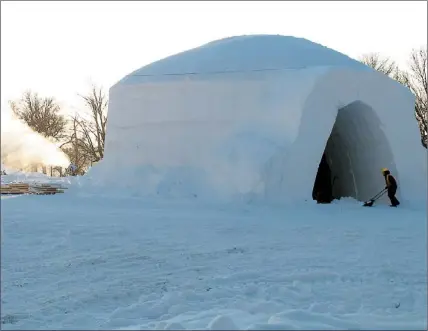  ?? PHOTO LE JOURNAL DE MONTRÉAL, SARAH BÉLISLE ?? √ La structure accueillan­t le restaurant du Village des Neiges était presque complétée hier, malgré les
chutes de neige.