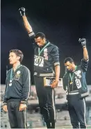  ?? Foto: AP ?? Tommie Smith (Mitte) und John Carlos (rechts) recken bei den Olympische­n Spielen 1968 die Fäuste in die Luft. Beide bekamen danach Morddrohun­gen und spielten in der NFL.