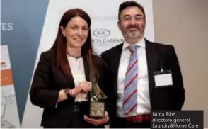  ??  ?? Núria Ribé, directora general Laundry&Home C are de Henkel Ibérica, D irigente del Año de la Industria No Alimentari­a 2016, tomaba su trofeo entregado por José Luis Nuñez, director de Marketing de Johnson & Johnson.