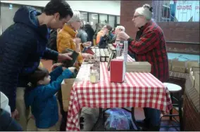  ?? MELISSA SCHUMAN - MEDIANEWS GROUP ?? Making a selection from one of the market vendors.