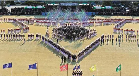  ?? AP ?? South Korean cadets celebrate after their graduation ceremony at the 71st army academy at the Hwarang drill field in Seoul, South Korea, yesterday. At the ceremony, 220 cadets including 19 female cadets, graduated and became second lieutenant­s.