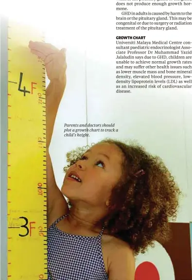  ??  ?? Parents and doctors should plot a growth chart to track a child’s height.