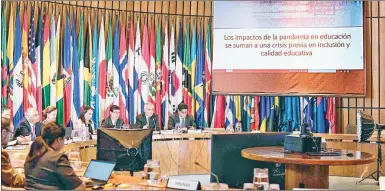  ?? Foto Xinhua ?? ▲ La Cepal presentó el informe Panorama Social de América Latina y el Caribe 2022, en Santiago de Chile, documento que destaca la función “de las transferen­cias monetarias concebidas como derechos”.