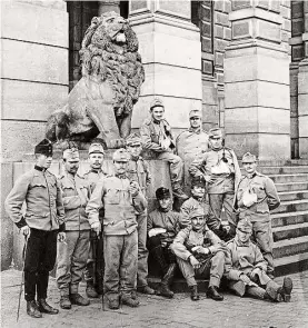  ?? FOTO: MUZEUM HL. M. PRAHY ?? REKONVALES­CENTI PŘED RUDOLFINEM TRADIČNÍM POSÁDKOVÝM MĚSTEM BYLA PRAHA ŘADU LET, PŘED STO LETY ODTUD VOJÁCI ODJÍŽDĚLI NA FRONTU. A VRACELI SE LÉČIT SI VÁLEČNÉ RÁNY. SNÍMEK Z PODZIMU 1914.