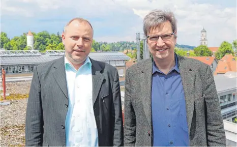  ?? FOTO: GERD MÄGERLE ?? Die Hochschule Biberach ist mitten in der Stadt gelegen. Dennoch könnte sie aus Sicht von Kanzler Thomas Schwäble (l.) und Rektor André Bleicher noch besser wahrgenomm­en werden.