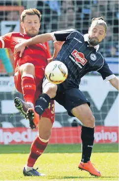  ?? FOTO: HOMÜ ?? Fortunas Interims-Kapitän Adam Bodzek (links) stört den Bielefelde­r David Ulm – eine Szene aus der Partie im April, die in Ostwestfal­en 0:0 endete.