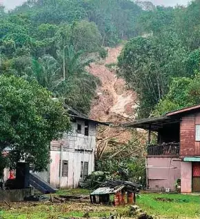  ?? ?? Lokasi kejadian tanah runtuh di Kampung Lereng Bukit di Miri.