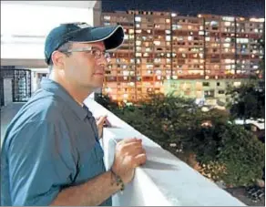  ??  ?? La cúspide y la base. El diputado Jorge Millán, que consiguió ser elegido en el feudo chavista 23 de Enero, mira desde las alturas de Caracas; a la derecha, el joven Andrés forma parte del bloque de desengañad­os que dejó de votar a Maduro