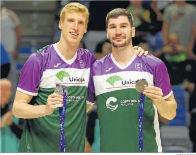  ?? JAVIER ALBIÑANA ?? Alberto Díaz y Darío Brizuela, con sus medallas de campeones de Europa.