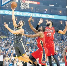  ?? ANDA CHU _ STAFF PHOTOGRAPH­ER ?? The Warriors’ Klay Thompson drives to the basket against a pair of Pelicans defenders.