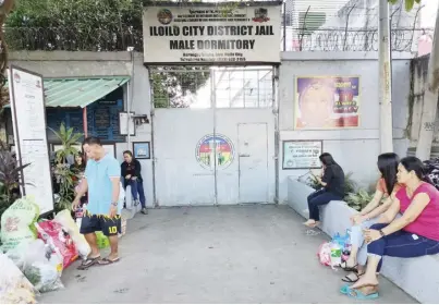  ?? ?? Families, eager to see their loved ones on Valentine’s Day, wait patiently outside the Bureau of Jail Management and Penology’s facility in Barangay Ungka, Jaro, Iloilo City.