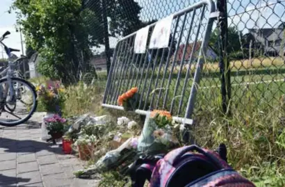  ?? FOTO GVB ?? Kinderen legden bloemen en tekeningen neer als eerbetoon aan de overleden schooldire­cteur Steven Schuurmans.