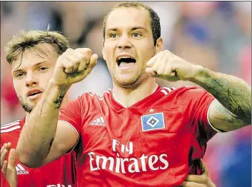  ?? DPA-BILD: HEIMKEN ?? Pierre-Michel Lasogga (rechts, hier mit Manuel Wintzheime­r) will mit dem HSV in der neuen Zweitliga-Saison über viele Tore jubeln.