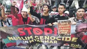  ??  ?? Indonesisc­he activisten protestere­n tegen het geweld tegen Rohingya-moslims in Myanmar. (Foto: EPA )
