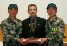  ??  ?? 2013年4月27日～5月19日，中国人民解放军首次参­加澳大利亚陆军轻武器­技能大赛，我军优秀狙击手陈东林（左一）在1 070m的距离上首发­命中，勇得金牌
