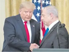  ??  ?? El presidente de EE.UU., Donald Trump, junto al primer ministro en funciones de Israel, Benjamín Netanyahu.