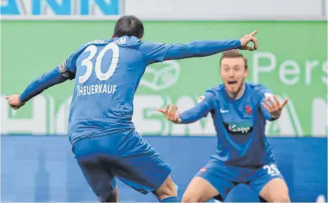  ?? FOTO: DANIEL KARMANN/DPA ?? So jubelte Heidenheim in Fürth: Siegtorsch­ütze Norman Theuerkauf läuft auf Tobias Mohr zu.