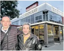  ??  ?? Marc Riaudel, directeur d’exploitati­on de la brasserie, et Stéphane Pavageau, comptable, se retrouvent exclus du projet de reprise, alors qu’ils en étaient les porteurs. Ils craignent le pire pour l’avenir de la brasserie.